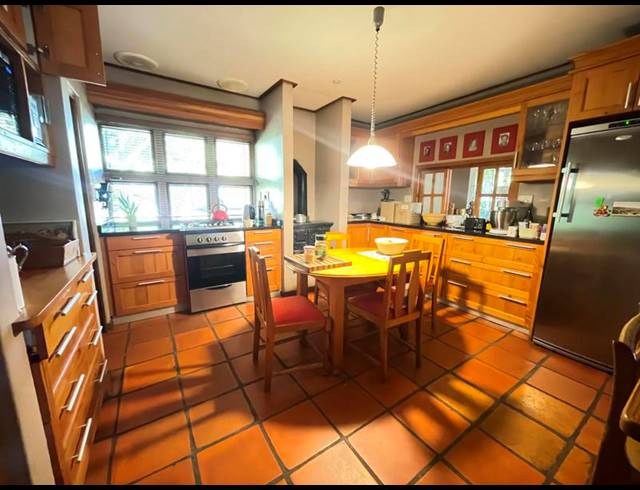 5 BEDROOM HOUSE FOR SALE IN BERGZICHT